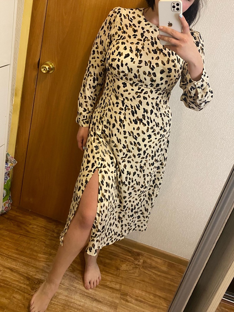 Платье просто отвал башки 😍😍😍 Сидит идеально, но мне маловато 😭 и это самый большой размер. С огромным не желанием отказываюсь((( Был бы размер больше с удовольствием оставила бы. 