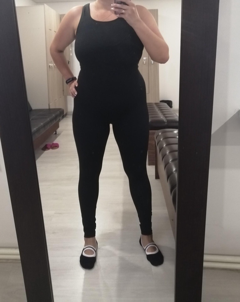 Классный комбез. Занимаюсь пилатесом с удовольствием. Очень удобный, качественный. Не утягивает, но я довольна. Зато видно все те места,где слабые мышцы, которые нужно корректировать, прокачать