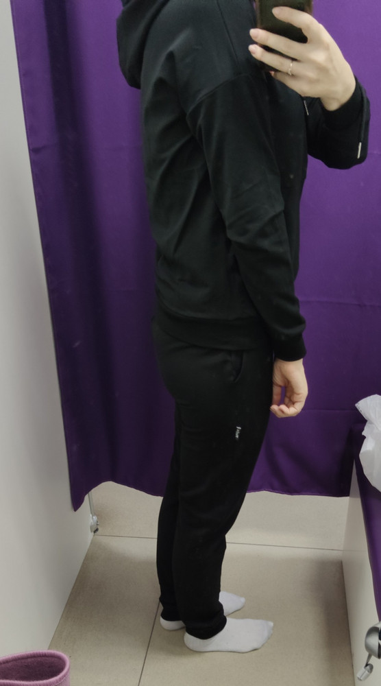 Параметры : ог 98, от 80, об 99. Рост 165 вес 60  Заказывала размер s. 
На мои параметры не жмёт, село комфортно , но чтобы было красиво, как на фото, нужно кг на 7 быть меньше. Я в процессе, поэтому выкупила. 

На счёт цвета, к сожалению, он не такой благородный как на фото, нужно смотреть видео)
Сравнивала с черным, у черного ткань на много хуже была, тонкая и на ощупь больше синтетики, просвечивает. А синяя плотная, приятный хлопок и более качественная. Возможно это только один экземпляр такой попался.