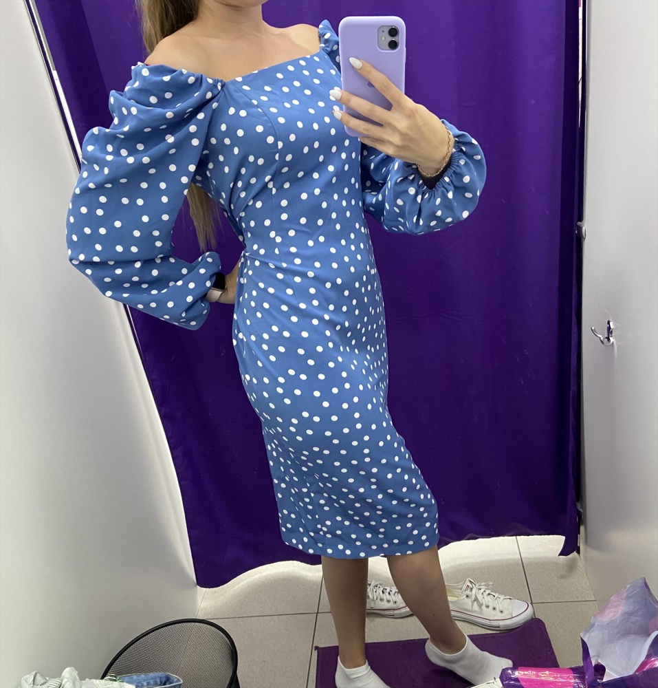 Платье красивое, плотная ткань , садится по фигуре хорошо. НО. Что с размерами? На мой 44-46 взяла 46, он оказался раза в 3 больше , я утонула. Из за этого к нужному сроку я не получила платье , очень жаль, так его хотела . 