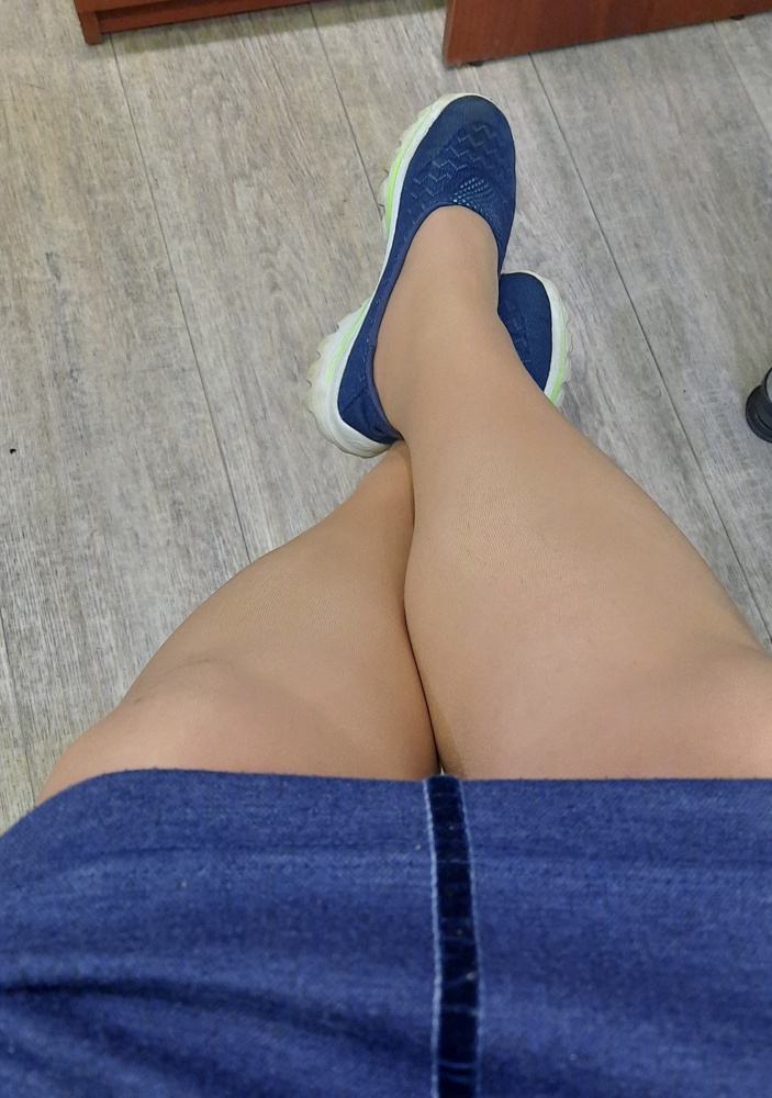 Колготки понравились. Нет сильного блеска. Плотно сидят, но не перетягивают. Эластичные , но не сползают. Приятный запах. 
Мой рост 164. Вес 93. Размер 5.