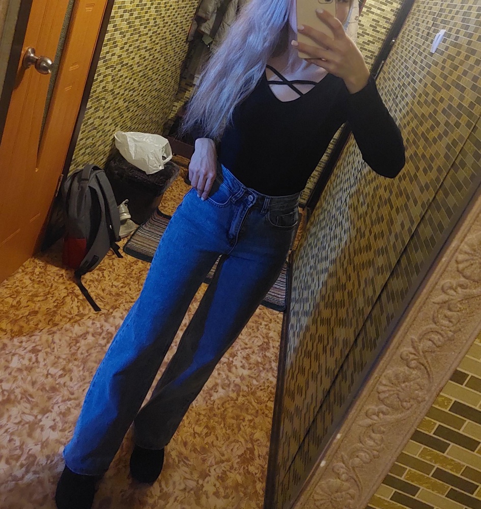 На рост 154 и вес 50 кг .Нежная ,ничего лишнего ,брала в чёрном и коричневом цвете,сейчас закажу сиреневый цвет ,хочется белую,но думаю она будет просвечивать белье нижнее