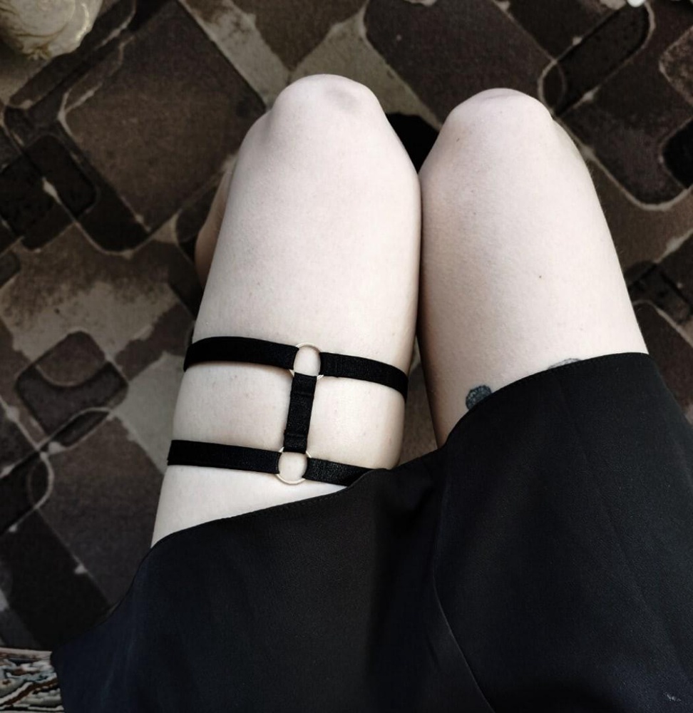 Размер легко регулируется, качество отличное) Спасибо🖤