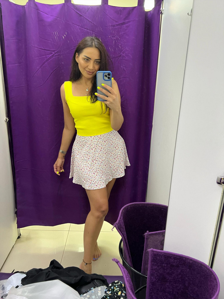 Классные юбочки. Хотела белую, но она оказалась на пару см короче красной. Красная то еле прикрывает сзади) взяла красную. Воющем они разной длины могут быть. По ширине одинаковые. 