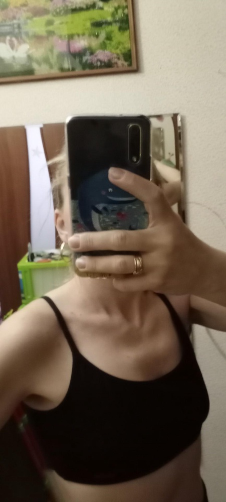 Отличный топ. Мне сложно угодить,всегда что-то давит. Пушап терпеть не могу,не надо мне увеличивать ничего).А здесь всё комфортно,хорошо для долгого ношения. Грудь маленькая,1.5,объем груди 89см,под грудью 80,размер одежды 46.Больше грудь тоже войдет. Вот топ 46 размера четко по размеру,на мою маленькую грудь отлично,но, возможно,если у вас 46 размер по верхней границе,может быть уже не комфортно,в резинке под грудью.Но это мои подозрения. А я в итоге взяла ещё голубой,тоже хорошо сидит.А регулировка лямок вообще мастхев,без нее вижу смысла такие топы брать🤷‍♀.