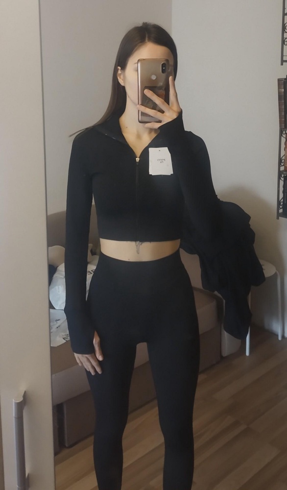 170, 83-63-91 размер подошёл, но рукава хотелось бы по длиннее, что бы большому пальцу было комфортнее. Топ хорошо сел, но по ощущениям немного тесноват, поролоновая вставка хорошо подчёркивает и держит грудь, в целом удобно. Штаны сели отлично, в талии ничего не переживает и не сидит свободно, очень удобные.
Перед заказом думала между 42 и 44, рада что прочитала отзывы и взяла 44. Качество отличное. Рекомендую.