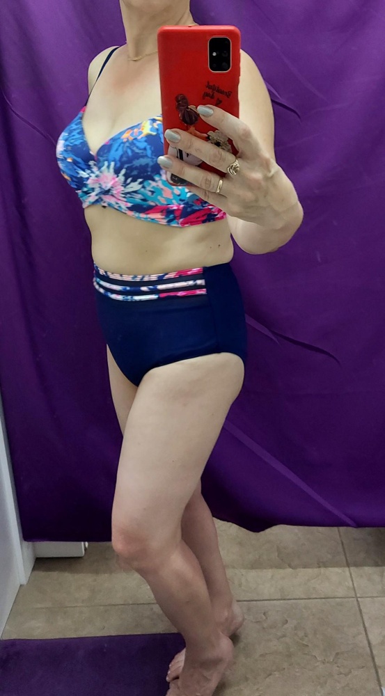 Купальник понравился, но заказывала 44 размер и 46, и в 46 лиф для меня большеват, плавки хорошо, а в 44 верх хорошо, а плавки, хотелось бы побольше. И по мне почти во всех купальниках вверх смотрится масивно, я не спорю, у кого грудь полная красивая, будет замечательно. Да все индивидуально. Рекомендую к покупке.