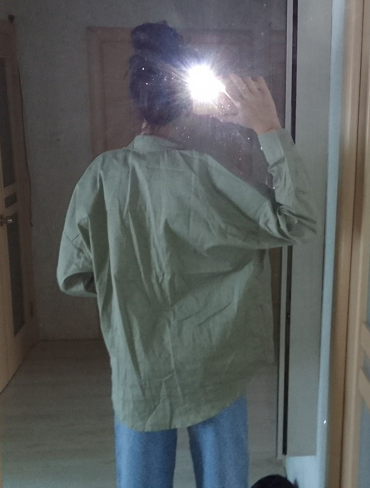 -1 звезда за цвет, немного темнее, качество неплохое. На 46 брала 46 сидит хорошо, есть оверсайз, но не как мешок. На рост 180 рукава отличные, боялась, что как всегда будут короткие, но нет - всё супер. В застегнутом виде я не ношу, под майку или футболку хорошо.