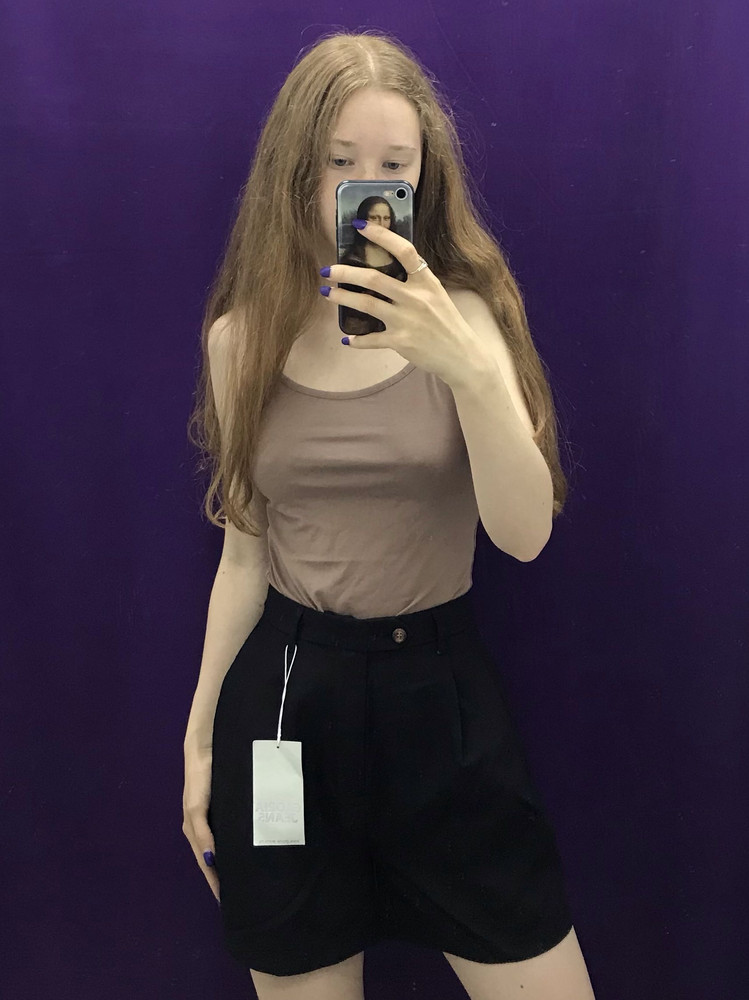 Очень хороший топ за 193 р. Цвет более светлый, какой-то кофейный. Ткань приятная, все хорошо прошито