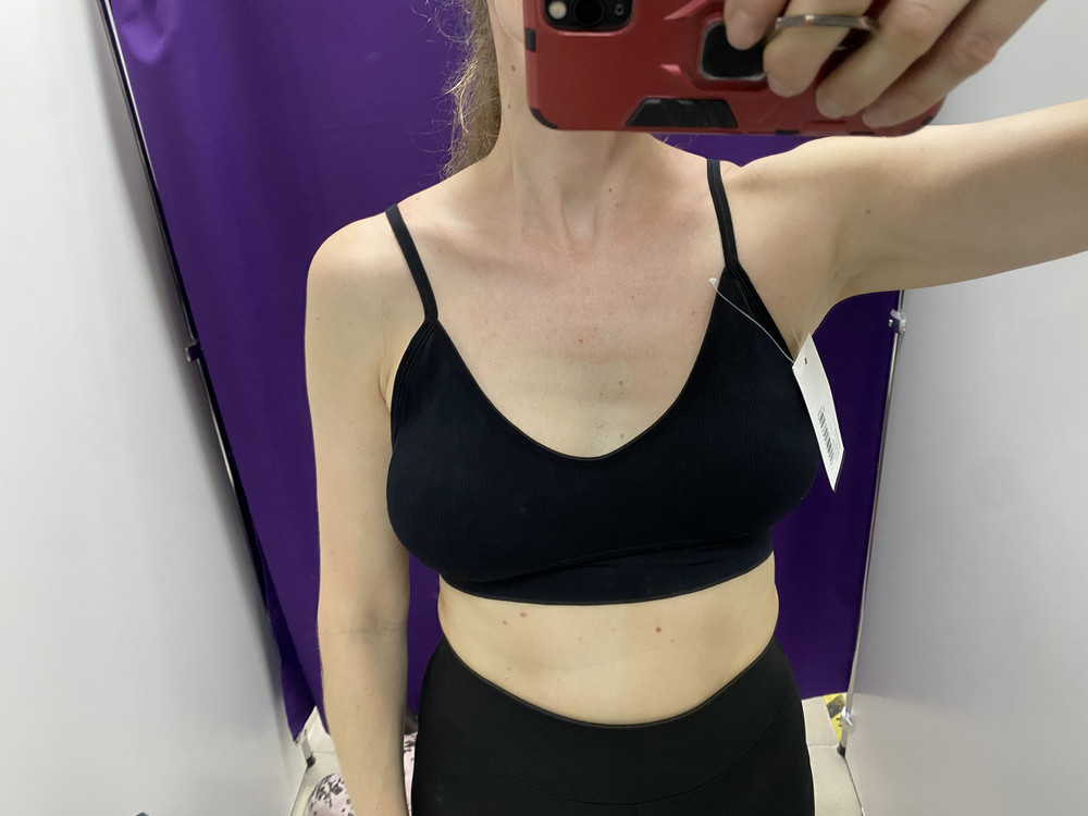 Без восторга, но за такие деньги норманый топ. Бретельки не регулируемые, но мне подходит. ОГ 90