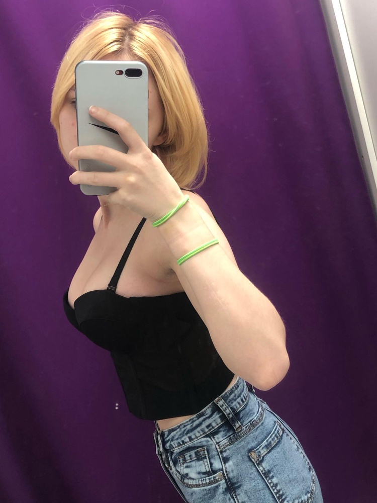 Грудь смотрится шикарно,даже как-то увеличивает,на рост 158 идеально,единственное что слегка большеват в талии,но не критично(талия 58-62).Смотрится шикарно!Пошив идеальный,ни одна ниточка не торчит,всё прелестно,я довольна 