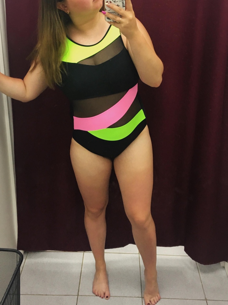 Размер соответствует! Если 46-  то 46) не ухудяйте себя) купальник классный, качественный! За такие деньги вообще хорошо! Яркий ! Берите)