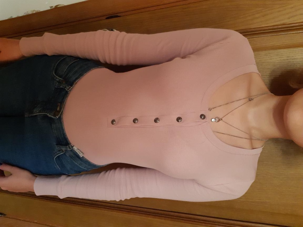 На рост 173 и ОТ66 село отлично. Рукава длинные. Ткань приятная. Очень красивые пуговицы. На последнем фото висит на фоне такого-же пудрового боди.