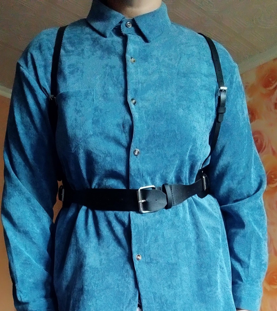 Очень эффектная вещица. Качество исполнения на высоте.Отличная регулировка на размеры, мой российский размер 52, рост 170, отлично подогнала под себя. Эко кожа плотная и жестковатая, но зато отлично держит форму.