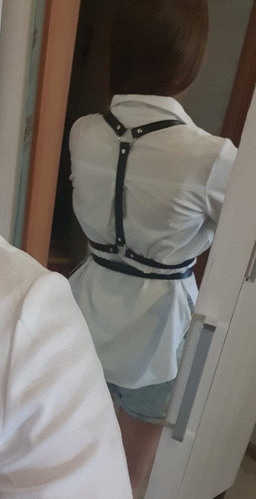 Стильная штучка. Правда имеется неприятный запах и он не похож на кожу. Надеюсь выветрится. Я ношу размер 42-44, портупею взяла 40-42 отлично подошёл размер, даже пришлось лямки сверху укоротить, оказались длинноваты.