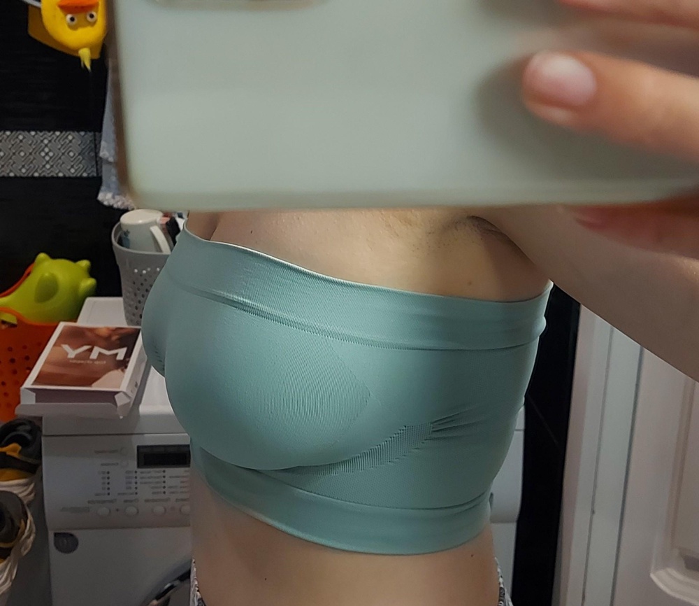 На мои параметры 84/74/94 размер 44-46 подошёл 👍, ничего не давит, в области подмышки ничего не трёт. Имея далеко не стоячий бюст,топ сидит плотно, но без дискомфорта. Вниз конечно же сползает по истечении времени, не сильно и не критично. Всё-таки топ без бретелек, это раз. И топ без силиконовой вставки,это два. Отсюда и скольжение по телу. Но для домашнего ношения-это просто супер решение!Мне становится лень одевать повседневное белье, с чашками, косточками и прочими жёсткими элементами, а теперь просто лайт и только! Дома дети 24/7,тем более мальчик, растёт. Ответственность выглядеть прилично встаёт на первый план.И теперь я дома могу одеть этот топ под домашнюю одежду и практически не ощущаю его на себе, как будто без него! Конечно, полы в нем мыть крайне неудобно, все сползает до колен, но в целом-он сидит на месте при спокойном ритме дня. Также на улице: без активных игр топ Также комфортно сидит на теле. Я крайне рекомендую всем!