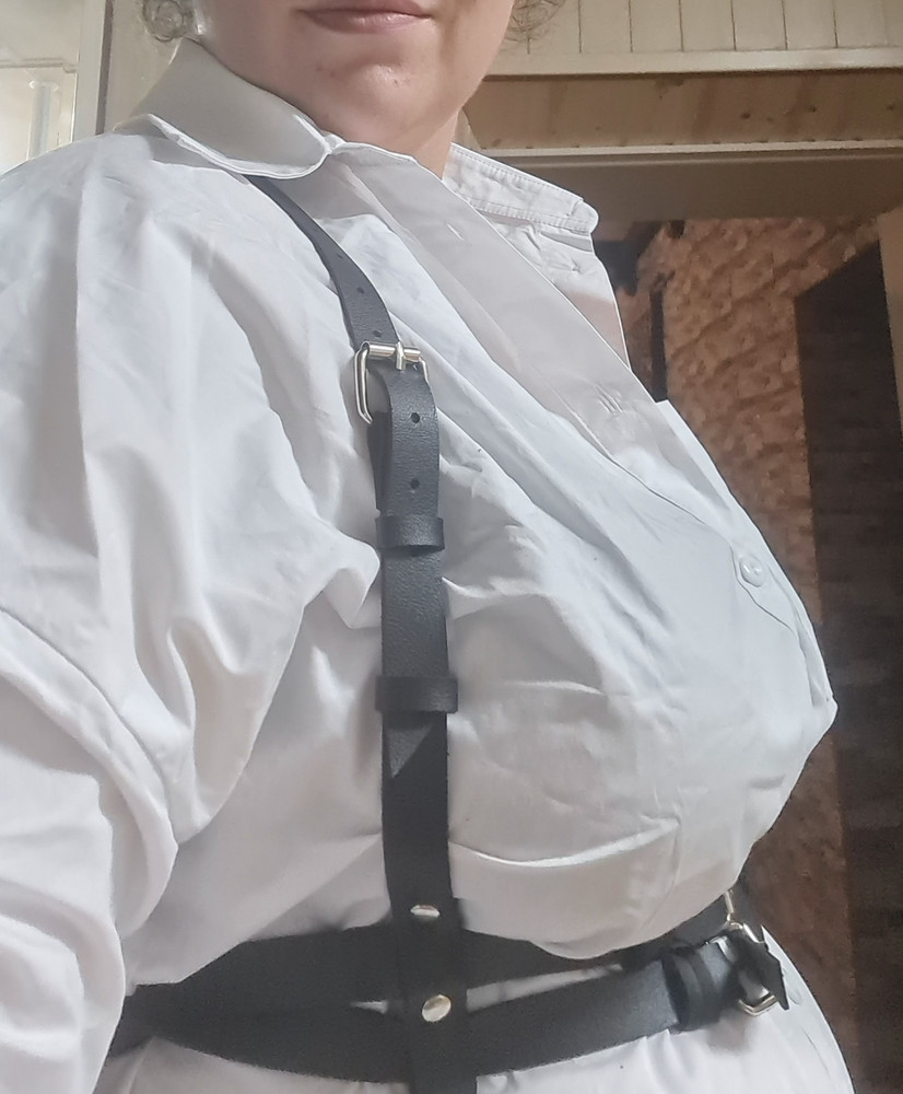 Заказывала без особой надежды на то, что подойдёт. И вот оно - чудо))) на ОГ 113 и ОТ 108 спокойно подошло, далеко не на самое последнее отверстие застегнулось. Подчёркивает грудь и талию. Решила сначала взять, а потом придумать, куда надеть. Из заказанных моделей этой и с перекрестьем на талии выбрала эту, лучше легло на немаленькие плечи и спину. Поначалу оставляет чёрные крошки на одежде, полагаю, что потом перестанет. А главное -не будет пачкать одежду, что случается с натуральной кожей. Тот самый случай, когда может искусственный материал даже лучше. В целом, восторг!