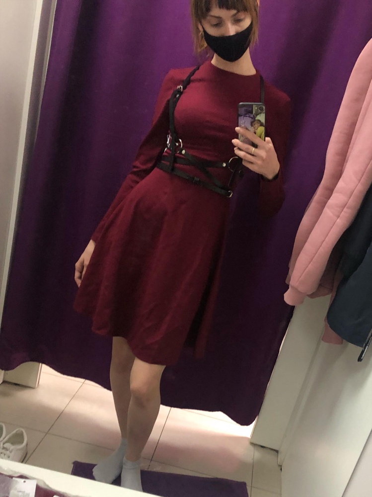 Простое платье, ничего лишнего. Хоть на каждый день, хоть на выход. Я добавила акцент)) Рост 167, параметры 84-60-87