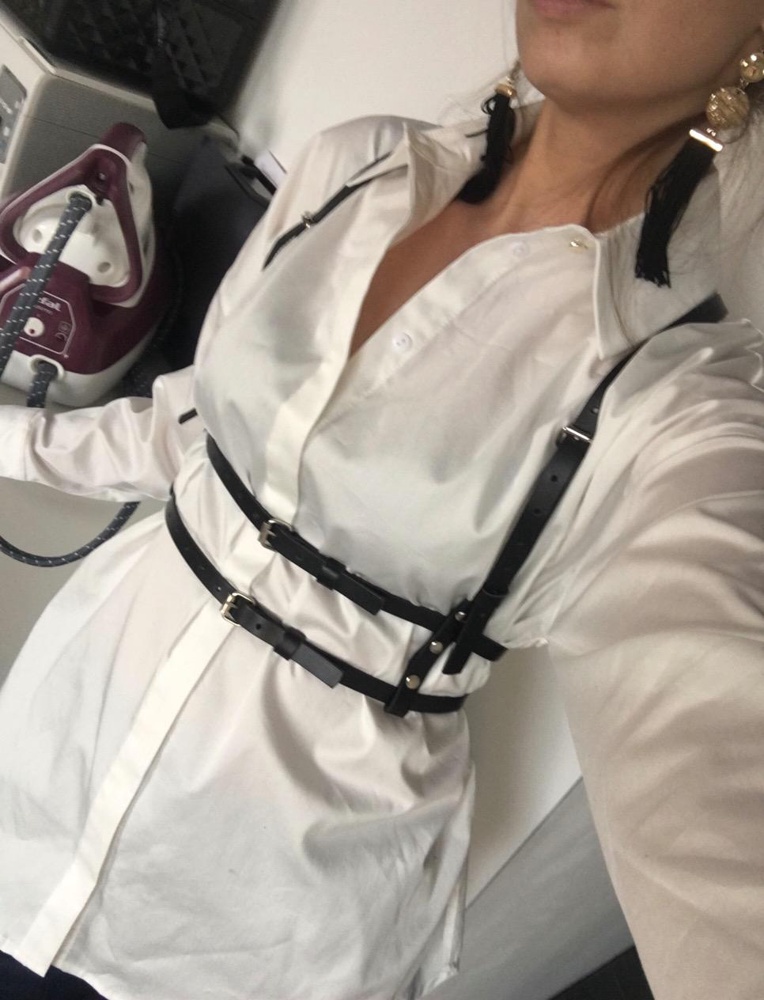 Портупея огонь!))) хорошее качество, ничем не пахнет, очень сексуально выглядит практически с любым образом))