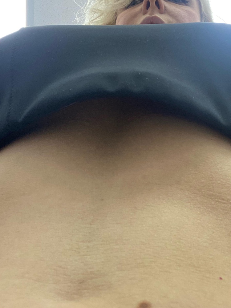 По таблице размеров, заказала свой. В итоге велик. Просьба( раз это топ-БРА) писать обхват под грудью тоже.  