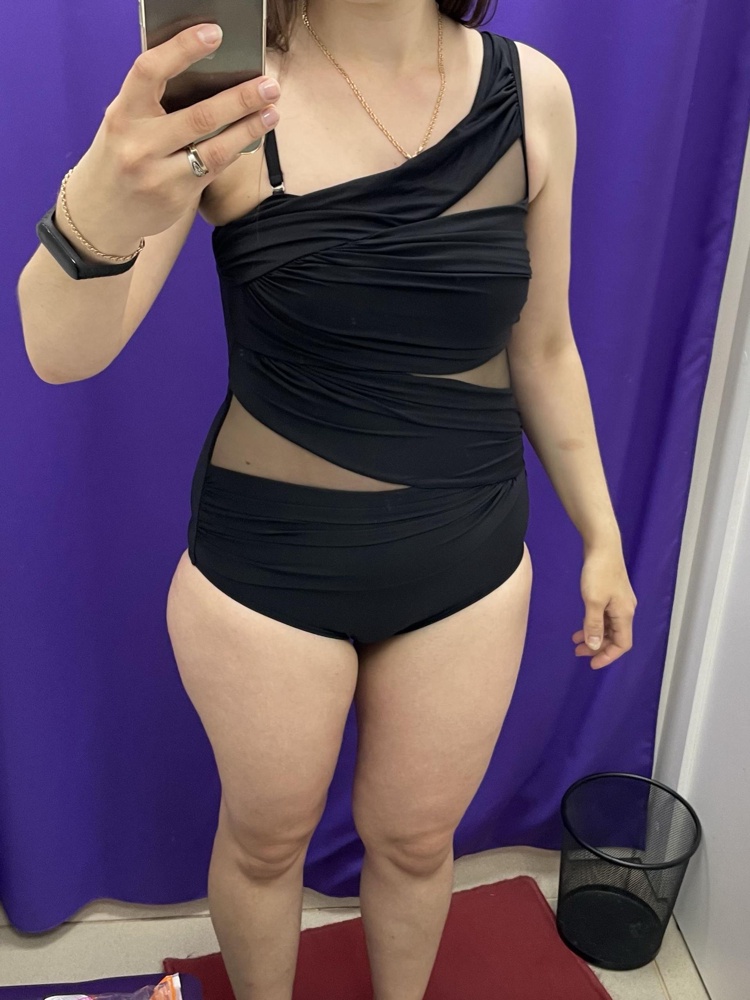 Шикарный купальник. Никогда не любила, когда ткань сборит. Но в данном купальнике это та самая изюминка! Утягивает живот, стройнит и не прижимает грудь. Очень удачная модель