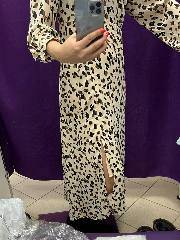 Совсем не понравилось - ни ткань, ни пошив. Подклад торчит из выреза, швы сборят. На фотографии выглядит намного лучше.