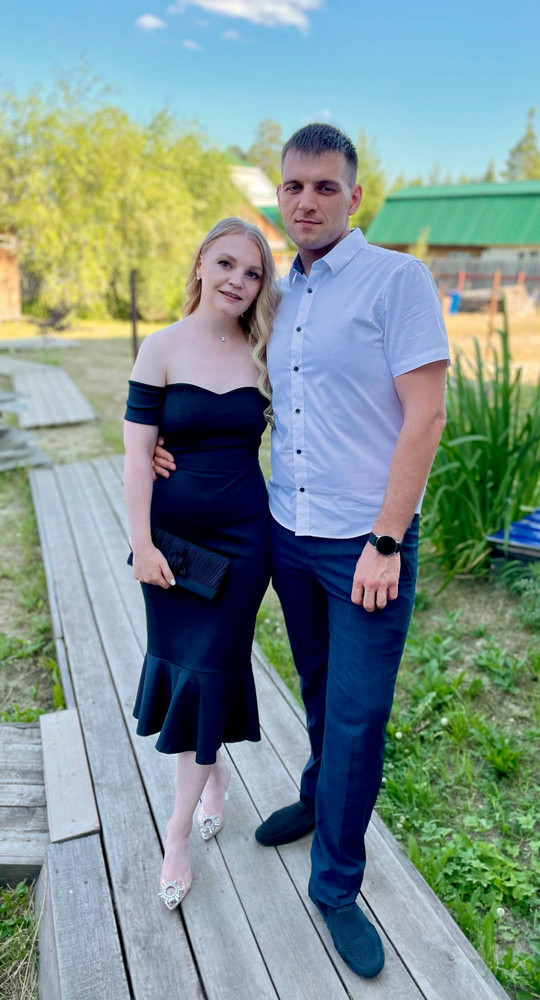 Хорошее платье, единственное очень плотное и в 28 градусов было слегка жарковато😃а так село отлично при учёте того, что ребёнку 7 месяцев и живот у меня в плоское состояние не пришёл ещё , но всё равно выглядела я хорошо в нем, мой рост 165, вес 57, размер 44