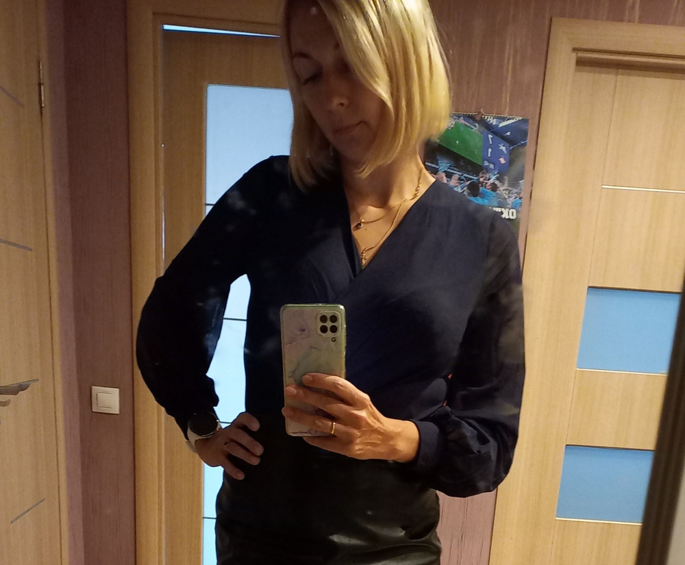 Потрясная блузка, я довольна на 100%
Ткань мягкая, очень приятная, села по размеру идеально))спасибо