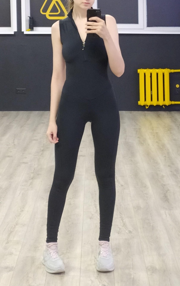 1. Размер. Брала S на параметры 88-62-90, рост 173. Подошел идеально. Думаю, в XS было бы некомфортно много двигаться. Комбез не большемерит, но длина штанин с запасом, и это сильно меня порадовало - я ожидала что будет коротковат, как обычно бывает на мой рост.
2. Как одевается. Молния только до груди, поэтому нужно приноровиться. Зато можно не бояться, что разойдется по всему телу во время тренировки.
3. Для каких нагрузок. Изначально брала на тайбокс. В итоге ношу и туда, и на танцы. Уже три недели выдерживает.
4. Пошив. Комбез красиво смотрится как с расстёгнутой молнией, так и с застегнутой. Чашек нет, но хорошая поддержка и без них. Не просвечивает, но очертания груди и белья видны, т.к. комбез облегает фигуру. Хорошо ее подчеркивает, немного утягивает.
5. Качество материала. Отличное, я ожидала хуже. Ткань плотная, но мягкая и эластичная. Следы от дезика конечно остаются, но легко смываются. Зато всякие пушинки слабо прилипают. Пережил уже три стирки. Быстро сохнет.