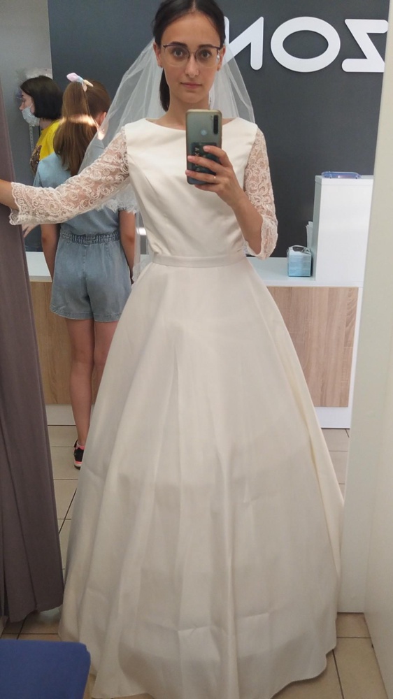 Платье отличное. Многие писали, что оно тяжёлое. Но я не соглашусь. Это атлас, а каким он должен быть? Мерила с подъюбником и встав максимально на носочки. При росте 163 подъюбнике и шпильке 10 см не нужно подрезать. Качество хорошее, пояс положили. Довольна покупкой.