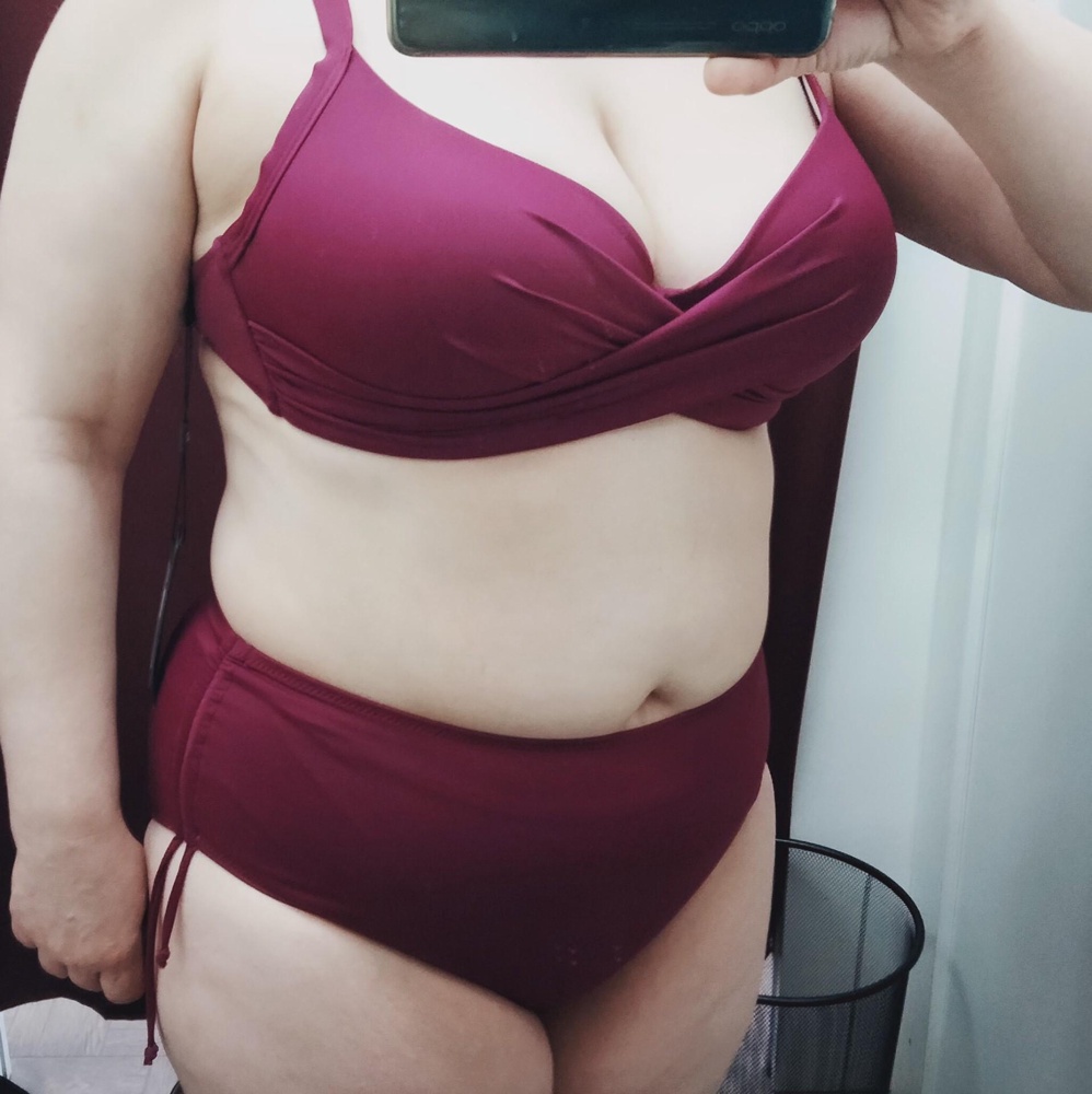 Не понравился купальник. 1000 рублей красная цена ему. Грудь не держит, с одной стороны топорщится на лифе. На свой 50-52 размер заказала 54. НО самое ужасное : толстенный паралон!!!! ПушАп на 5-й размер груди?! Вы серьезно??