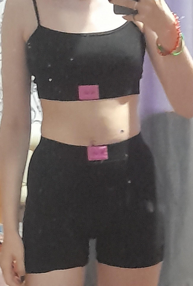 Офигенный костюм , все понравилось 
Знала что маломерит и заказала m