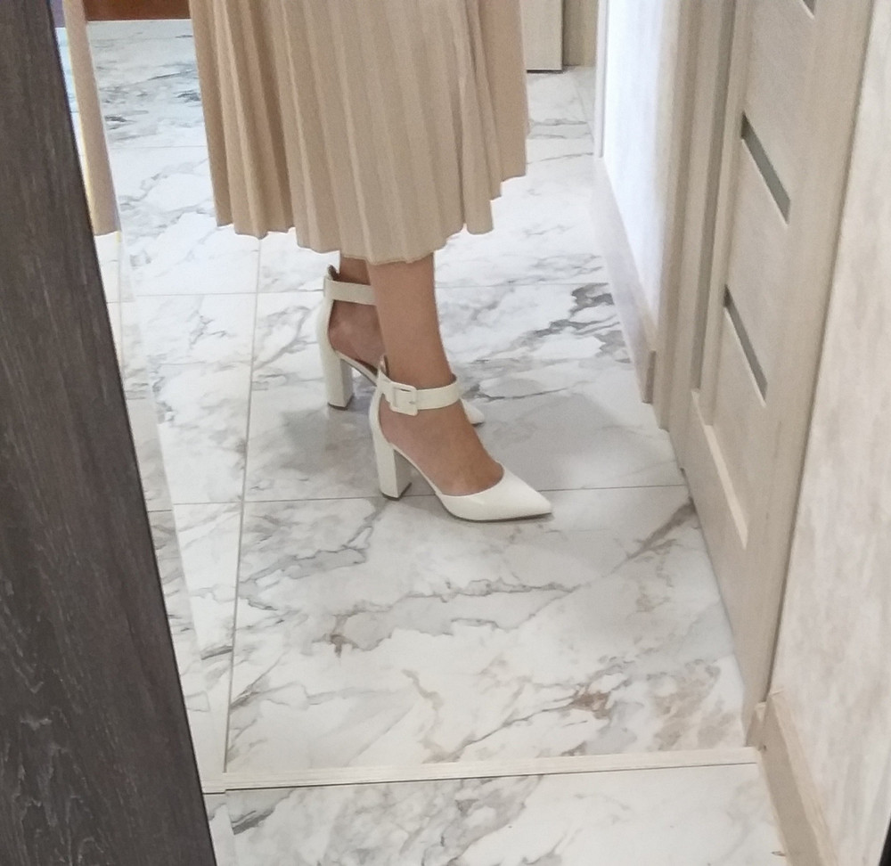 Замечательные туфли! Оправдали все ожидания!!!
Размер 38, соответствует. 
Туфли пришли новые, в идеале, без нареканий.
На ноге смотрятся очень элегантно, устойчивые,  довольно удобные!
Взяла за 3070 р, стоят своих денег!