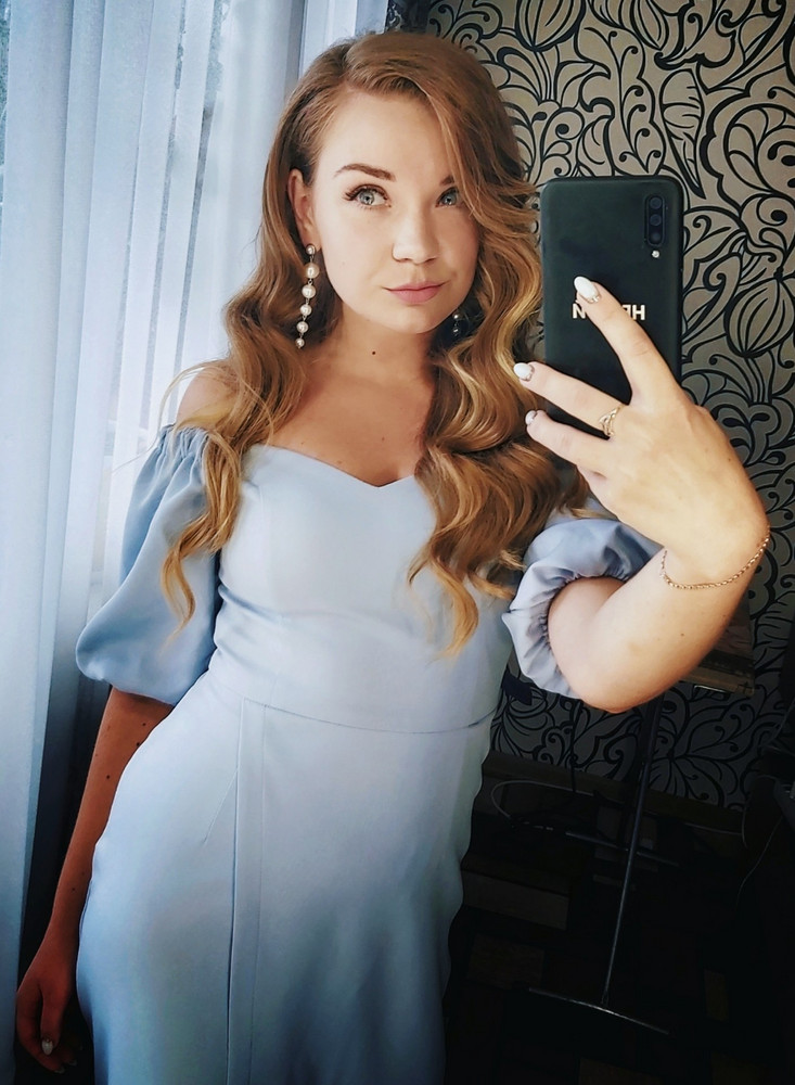 В самый последний момент решила заказать этот бюст. Ношу 75B, заказала в размер.Слава богу он успел приехать к празднику. Прилипила, все сделала по инструкции, и очень довольна! Всю свадьбу отплясала, ничего не отклеилось, форму держал, грудь в платье выглядела очень секси😏 однозначно рекомендую девочкам, у кого не большая грудь.