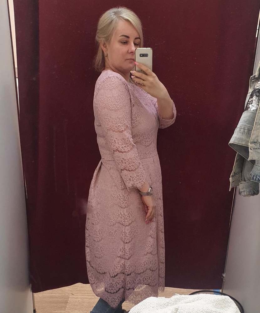 Отличается от того, что на картинке. Сзади складка, которая утолщает.