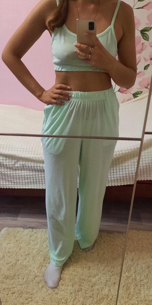 Отличная пижама, супер комфортная, не сковывает движения!Штаны свободные, как и должно быть у данной модели. Цвет насыщенный! Но это "пижама" и учитывая, что она хлопковая немного просвечичает на улицу ее точно не наденешь... Кто-то пишет, что коротковаты штаны, у меня рост 175, размер 46, заказала М, села супер! Фото прилагаю. Производителю спасибо!