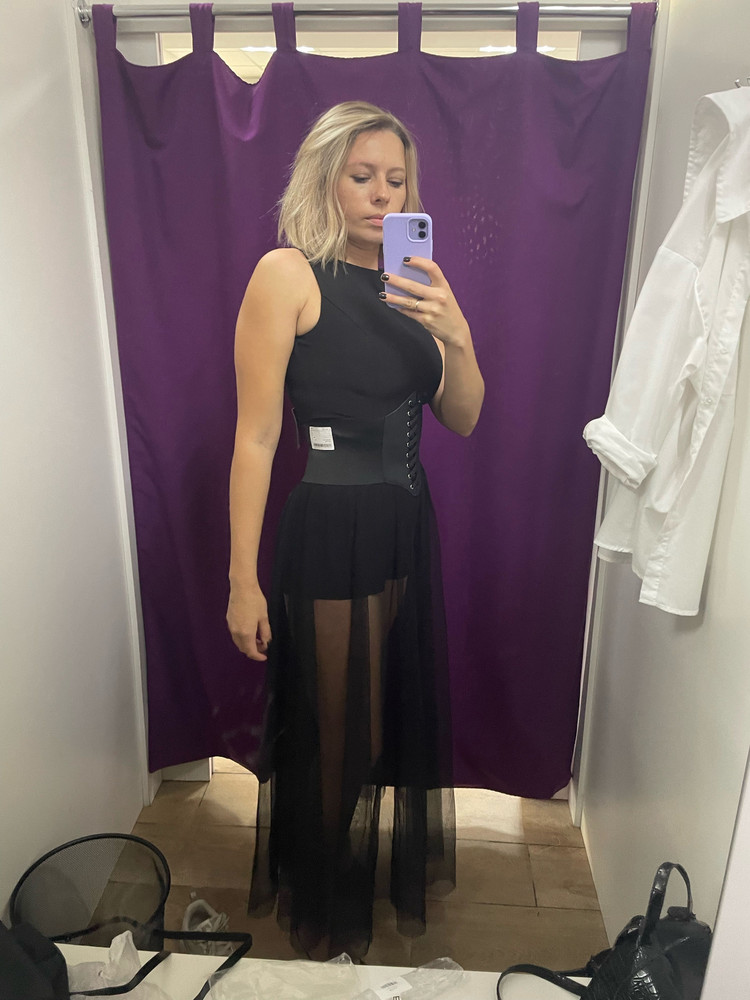 Спереди не плохо. Резинка по бокам складывается, коротковат.