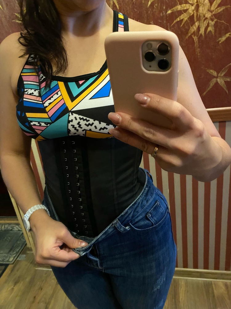 Данный корсет мерила до покупки у знакомой, по этому знала что получу. На официальном сайте он стоит 3990, но продавец от туда сама порекомендовала приобрести его со скидкой на WB. Покупала для работы, чтобы поддерживал спину, но если ещё и похудею, тогда цены ему не будет. Корсет хорошего качества, плотный материал. Но заниматься спортом, как предлагает производитель, не представляю возможным 