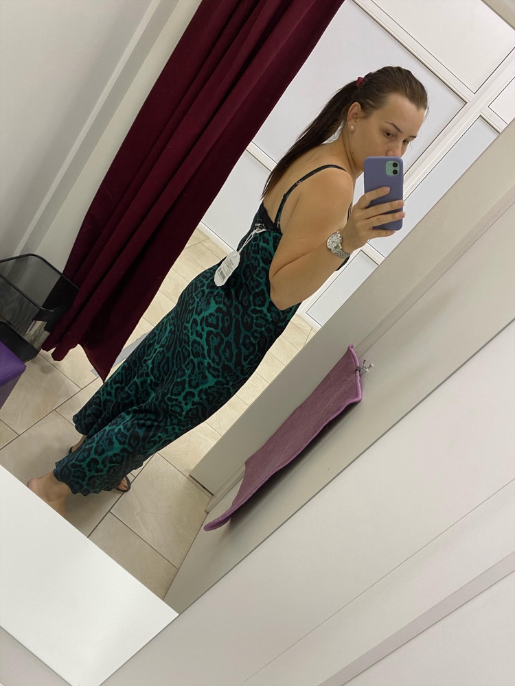 Очень красивое платье, размер 46 подошёл на параметры 94/74/104. Ткань приятная на ощупь, нежная, струящаяся. Расцветка интересная, актуальная. Но к сожалению на мне в жизни оно выглядит хуже даже чем на фото... не моя длина видимо (я 165 см)... выгляжу в нем как в домашнем халате что ли... ну знаю как даже описать. Даже не ожидала.. что так может получится. К сожалению возврат. Даже денег не жалко было.. просто оно на мне по колхозному смотрится и оставлять совершенно нет смысла. 