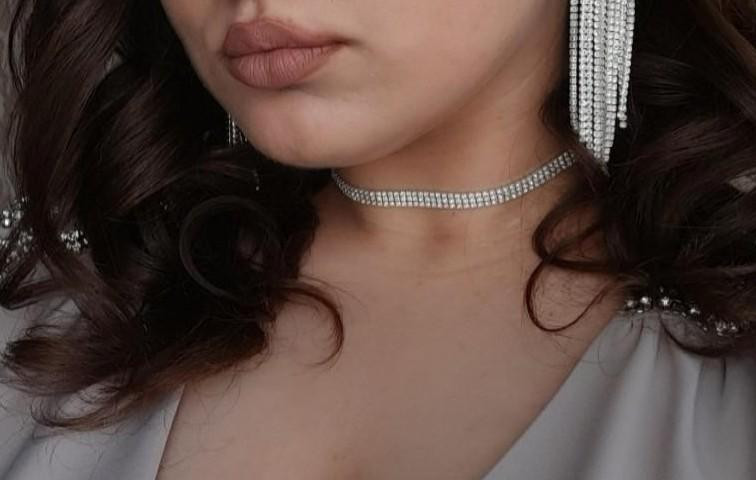 Красивый очень, но на второе надевание оторвалась висюлька((