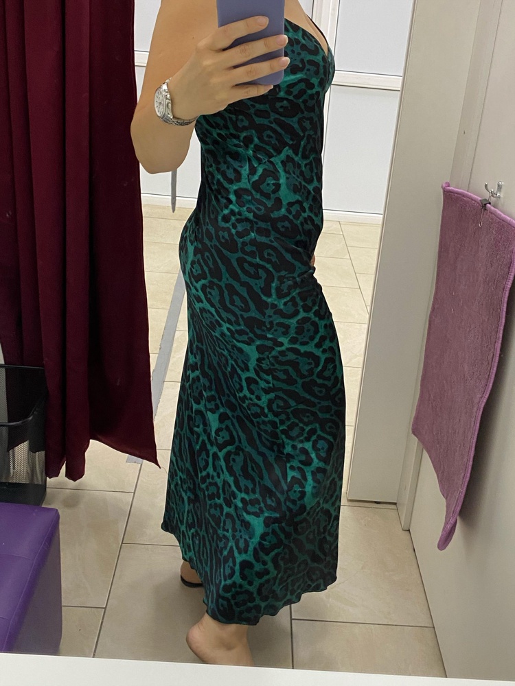 Очень красивое платье, размер 46 подошёл на параметры 94/74/104. Ткань приятная на ощупь, нежная, струящаяся. Расцветка интересная, актуальная. Но к сожалению на мне в жизни оно выглядит хуже даже чем на фото... не моя длина видимо (я 165 см)... выгляжу в нем как в домашнем халате что ли... ну знаю как даже описать. Даже не ожидала.. что так может получится. К сожалению возврат. Даже денег не жалко было.. просто оно на мне по колхозному смотрится и оставлять совершенно нет смысла. 