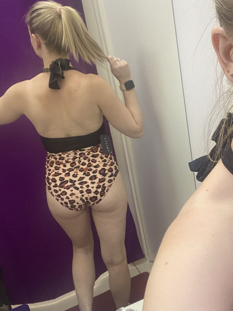 Купальники огнище! Заказывала с белым чёрным верхом. Чёрный впечатлил как-то больше, хотя ставка была на белый. Белый  неплох, но тугая резинка в области бёдер и живот как-то больше обтягивает. Качество добротное. За эту цену просто находка! 