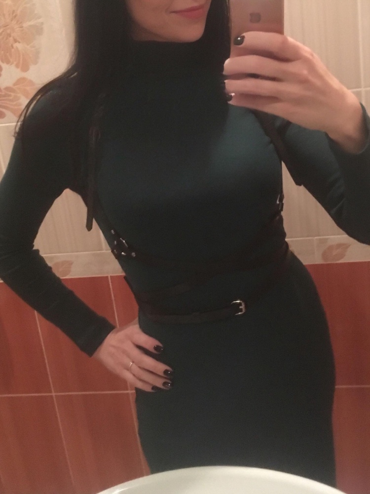 И правда сложно разобраться) Если вдруг вам не сел, или, как писали ниже, застежка ремешка на талии оказалась сбоку, то вы надели портупею кверх ногами! Спасибо тем, кто написал в отзывах, что на спине два кольца, дальше пробуйте застегивать на плечах, концы ремешков смотрят вниз. Сам аксессуар понравился, очень стильно. Пока надевала только один раз. Пришёл новый, в упаковке, не собранный. Самая удачная модель, я считаю. Выбирала из четырёх вариантов, остановилась на этом! Спасибо за адекватную цену продавцу! 