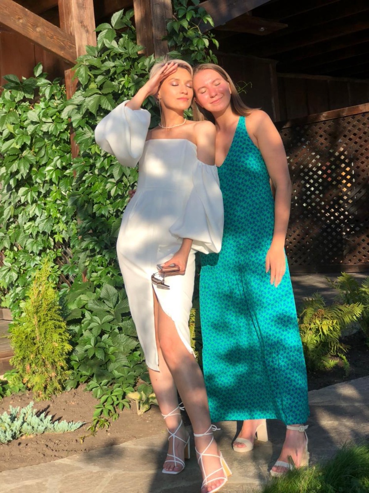 Как противоречивы были мои чувства, когда мне пришло это платье! Сначала понравилось фасоном, потом разочаровало качеством ткани (полиэстер 100%) и ценой соответственно. Перед свадьбой перепсиховалась, но приняла факт, что смотреться оно будет на мне по-дурацки: выворачивающийся подклад, недышащая ткань, вырез до самой «чайхоны»😂. НО! Оказалось, что всё это ерунда и есть плюсы: скроет небольшой животик, если он есть, подойдёт девушкам с маленькой грудью (корсет отлично держит - я надевала платье без лифа) и оно выглядит шикарно!! Собрала массу комплиментов, даже продавать жалко теперь😅 Благодарю!!💕 p.s. Будьте внимательны - платье большемерит🌺