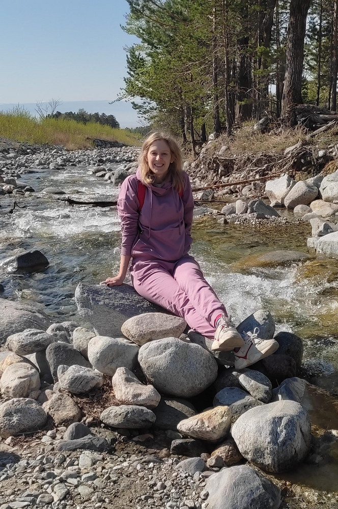 Покупала весной, всё лето ходила. Удобный, хорошо носится, не тянется. 
Брала специально большой размер, так как люблю свободную посадку.