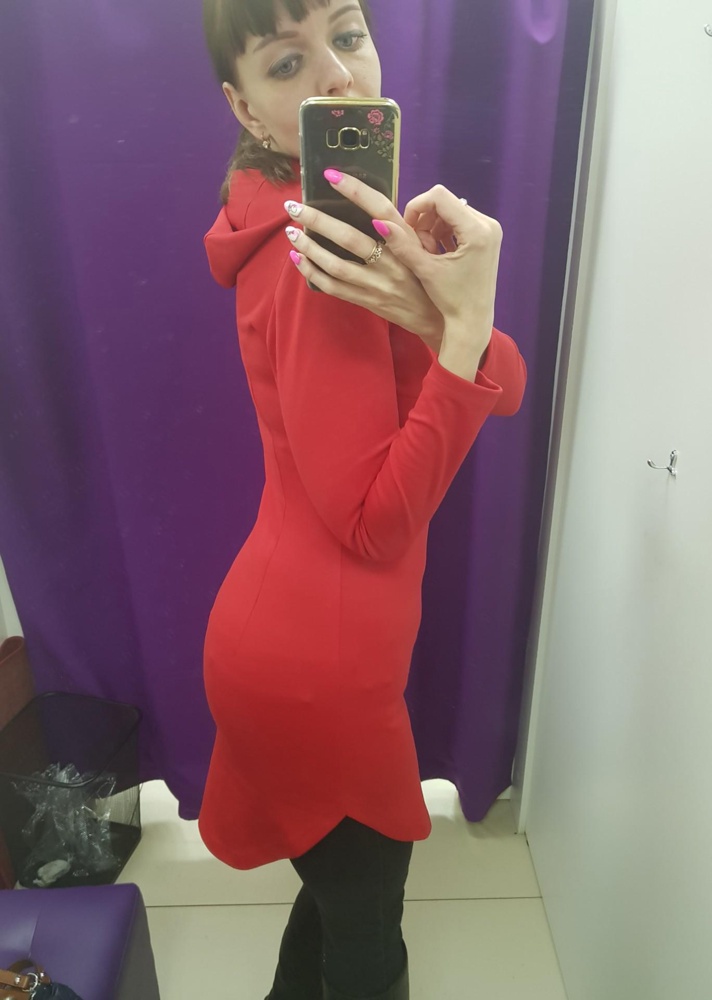 Очень понравилось, сидит по фигуре. Можно носить как платье и как тунику. Прекрасно ,как для каблуков, так и под кроссовки!универсальное платице)