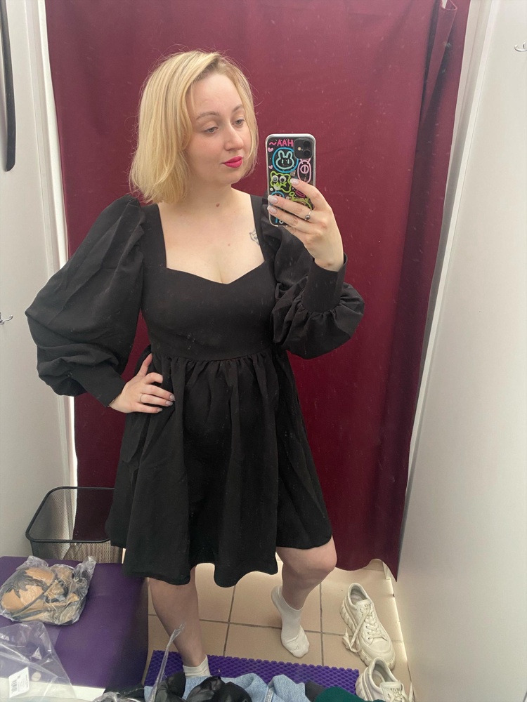 Платья не ношу уже лет 8. Но это Платье невероятно красивое - оставила. Я ношу размер 48-50. Подошёл размер 48. И в пир и в мир как говорится. 