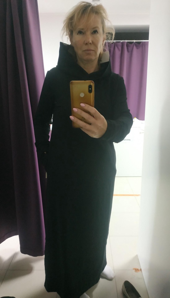 Отличное платье. Скрывает все, что надо скрыть. На мой рост 175 - практически по щиколотки.