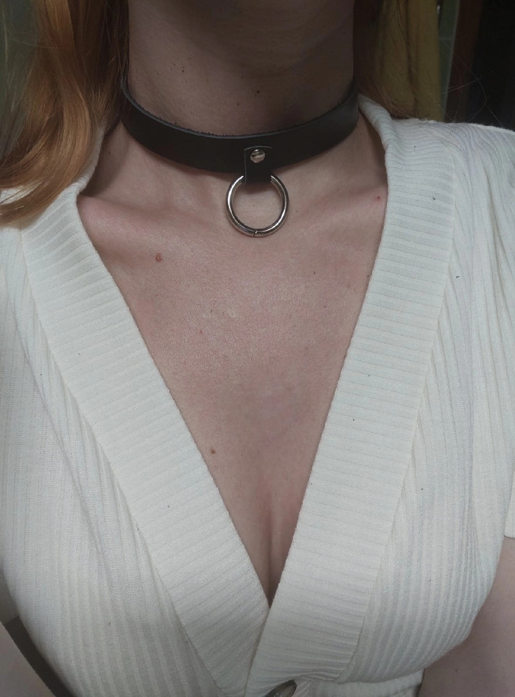 Крепкий, плотный, подходит для очень тонкой шеи. Изнутри обтирается об кожу и остаются тёмные катышки