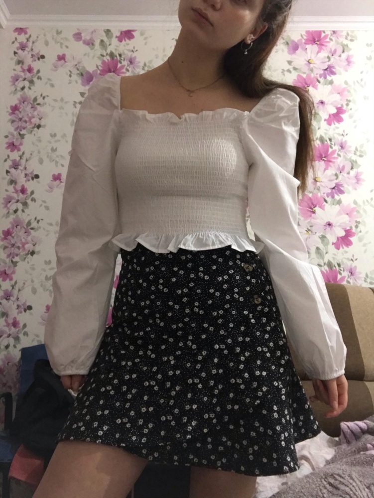 Немного спадает с плеч, но это можно решить. Хорошая блузка😍❤️